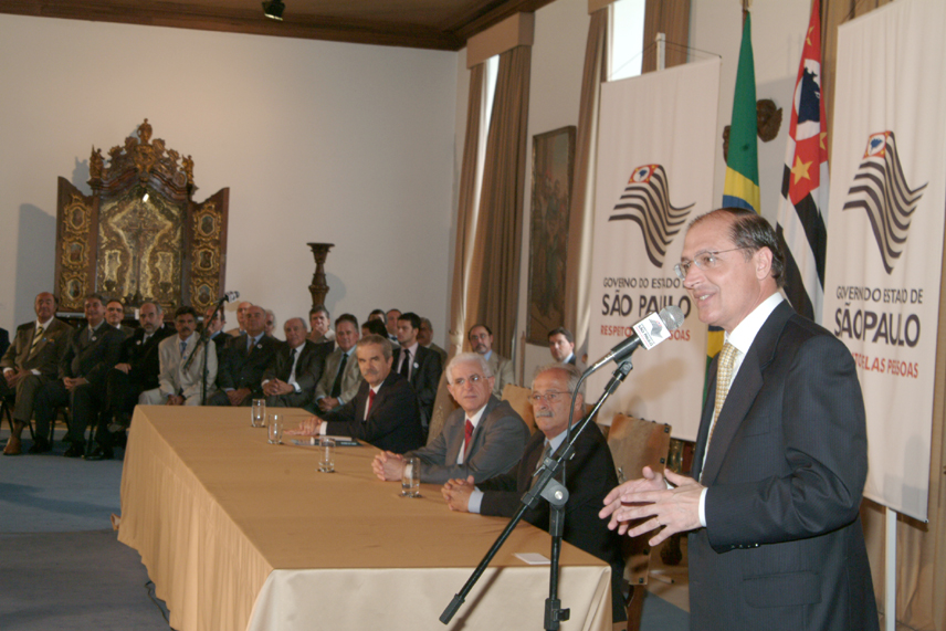 Governador Geraldo Alckmin participa da cerimnia de assinatura de convnios entre a Secretaria de Cincia, Tecnologia, Desenvolvimento Econmico e Turismo e as estncias do Estado de So Paulo<a style='float:right;color:#ccc' href='https://www3.al.sp.gov.br/repositorio/noticia/hist/Palacio Convenio B  M.jpg' target=_blank><i class='bi bi-zoom-in'></i> Clique para ver a imagem </a>